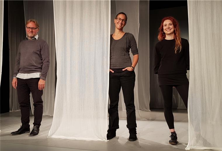 „Corpus Delicti“ im Stadttheater Bremerhaven Gesundheitswahn zwischen 13 weißen Stoffbahnen: Dramaturg Peter Hilton Fliegel (von links), Regisseurin Magz Barrawasser und Bühnenbildnerin Rabea Stadthaus entdecken in dem Science-Fiction-Schauspiel "Corpus Delicti" manche Parallele zu heute.