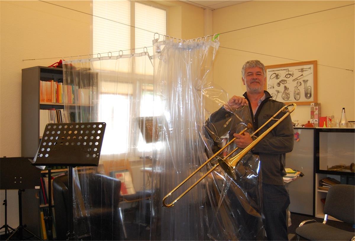 Musikunterricht hinter Plastikvorhang Getrennt durch Duschvorhänge aus durchsichtigem Plastik als Spukschutz: So kann Musikschul-Leiter Thomas Schröder in seinem Büro im Kobi in Brake Einzelunterricht für Blasinstrumente und Gesang geben.