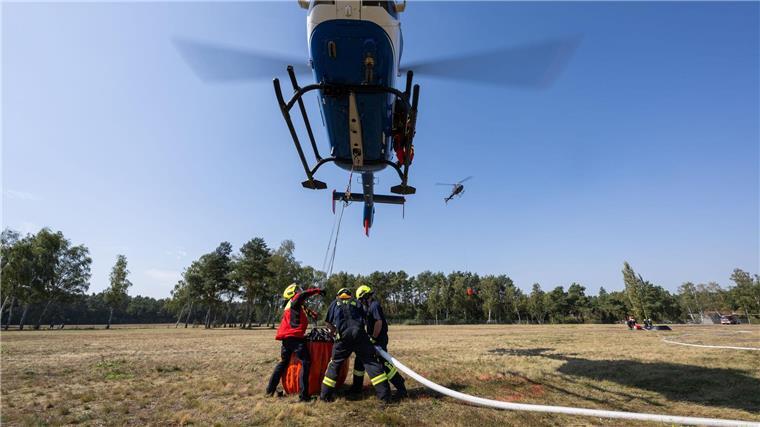 Geübt wurde unter anderem einen Behälter unter einem Helikopter im Schwebeflug mithilfe eines Füllrohrs mit Löschwasser zu füllen.