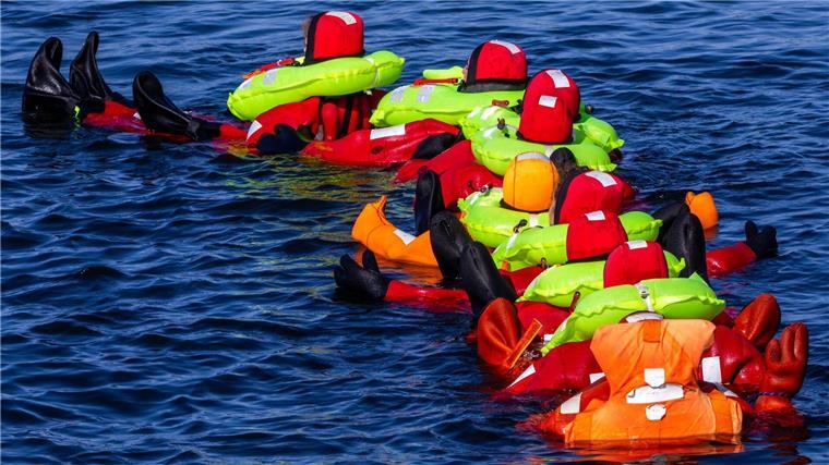 Geübt wurde unter anderem, im Verbund in Überlebensanzügen zu schwimmen.