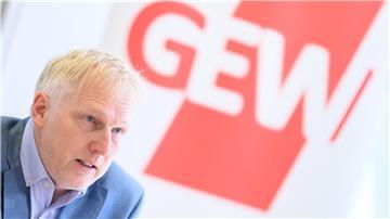 GEW-Landeschef Störmer spricht über fehlendes Personal an den niedersächsischen Schulen.