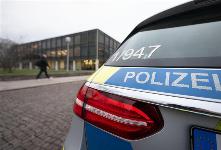 Ein Polizeiauto steht vor deinem Gebäude.
