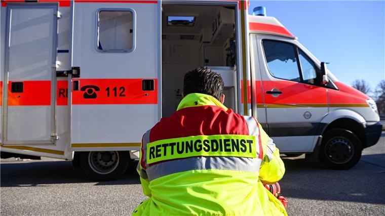 Bespuckt und attackiert: Gewalt gegen Retter und Polizisten Rettungssanitäter vor einem Rettungswagen