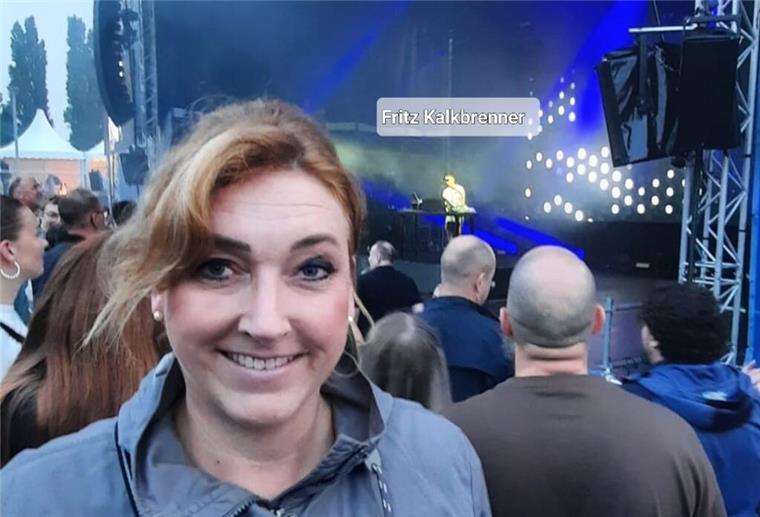Gewinner der Kalkbrenner-Verlosung schicken „Beweisfotos“ Frau vor Bühne