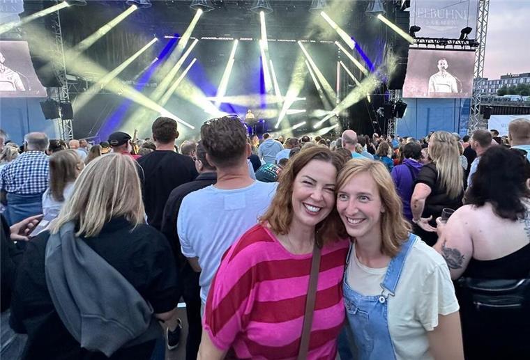 Gewinner der Kalkbrenner-Verlosung schicken „Beweisfotos“ Zwei Frau vor einer Open Air Bühne
