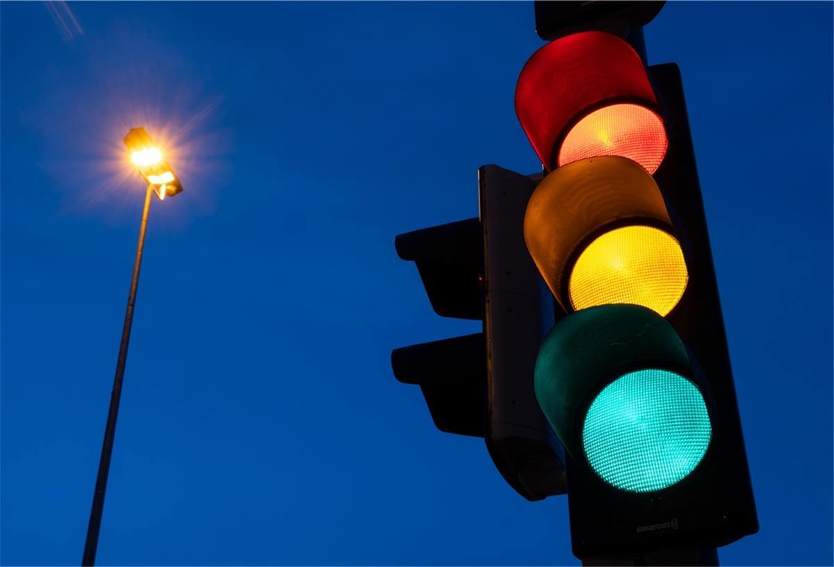 Kommt die Ampel? So sieht die Region das Wahlergebnis Eine Ampel zeigt am frühen Morgen die Farben rot, gelb und grün (Aufnahme mit Langzeitbelichtung).
