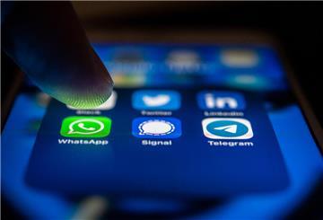 Finger tippt auf WhatsApp-Button