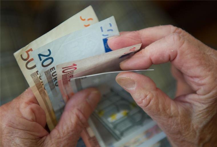 Rente mit 70! Diese Jahrgänge sind vom Plan der Merz-Regierung betroffen Eine Seniorin hält Geldscheine in der Hand. Gilt bald die Rente mit 70? Die Regierung plant eine Änderung des Renteneintrittsalters. Welche Jahrgänge betroffen sind.