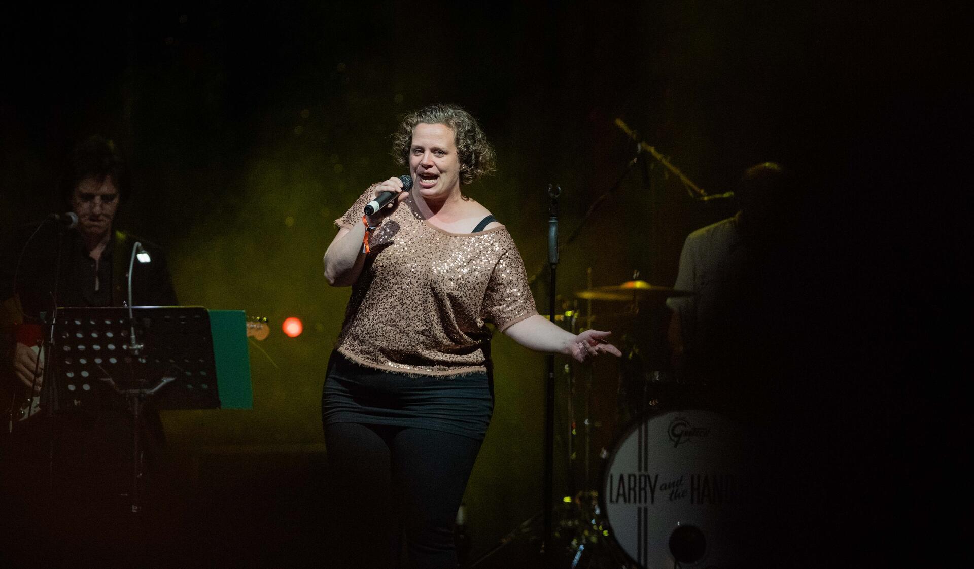 Gina Kargoscha sang Heißer Sand von Mina.
