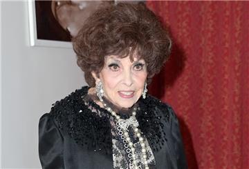 Gina Lollobrigida, italienische Schauspielerin, trägt auffällige Ohrringe, ist stark geschminkt und hat toupierte Haare.