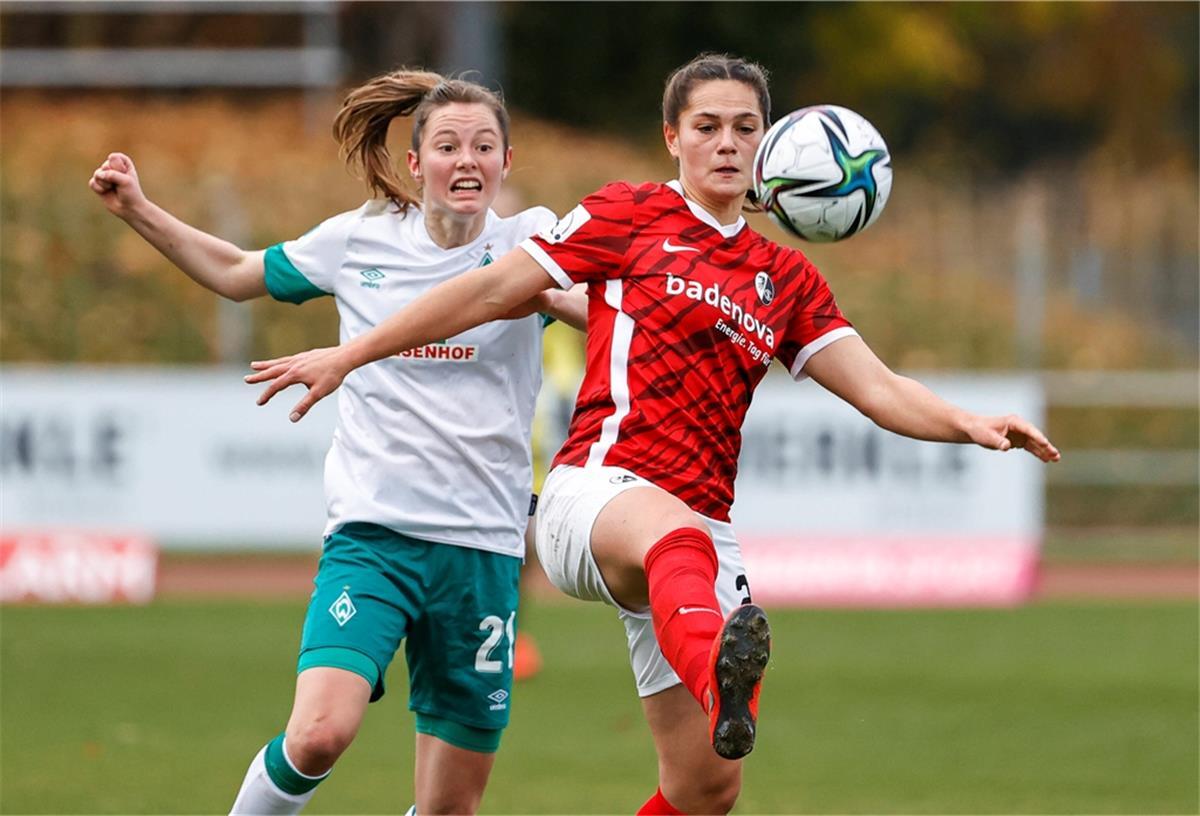 Giovanna Hoffmann (rechts) spielt seit 2020 für den SC Freiburg. Das Foto zeigt eine Szene aus dem Spiel gegen ihren Ex-Club Werder Bremen.