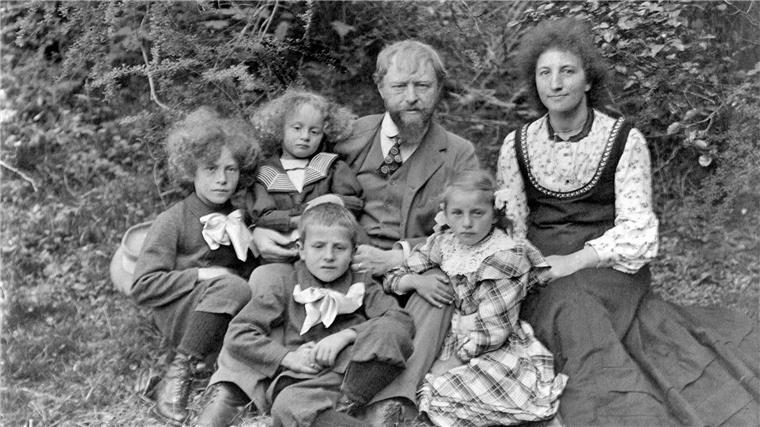 Die Filmstarts der Woche Giovanni Giacometti (3.v.r.) und Annetta Giacometti (r) mit ihren vier Kindern auf einem Archivbild von 1909 aus dem Dokumentarfilm „Die Giacomettis“.