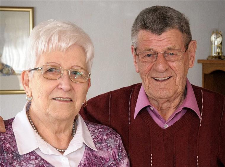 Diamantene Hochzeit in Surheide: Aus Brieffreunden wird ein Ehepaar Gisela und Bernhard Sinteck aus Surheide sind seit 60 Jahren verheiratet.