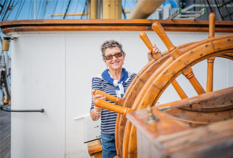 Gitti Ostermeyer aus München urlaubt nur wegen der Maritimen Tage in Bremerhaven, um Schiffe zu gucken und die Atmosphäre zu genießen.