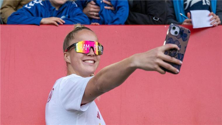 Giulia Gwinn macht nach dem Sieg in der Bundesliga Selfies mit ihren Fans. 