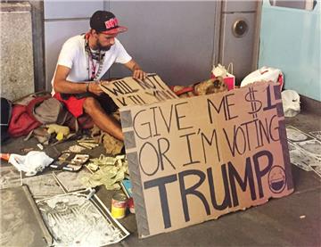 "Give me $1 or I'm voting Trump!" (Gib mir 1 Dollar oder ich stimme für Trump) - Mit diesem Spruch hat ein Bettler in New York sein Geschäft angekurbelt.