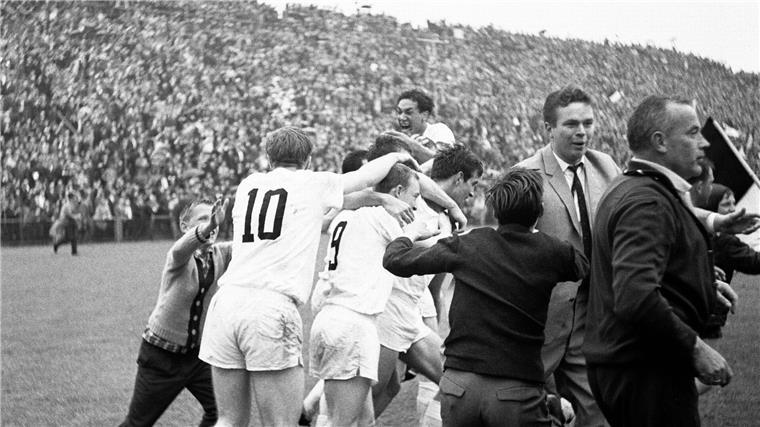 Vor 60 Jahren: Die besten Aufsteiger aller Zeiten Gladbach bejubelt den Aufstieg 1965 in die Bundesliga: Trainer Hennes Weisweiler (re.) steht etwas abseits.