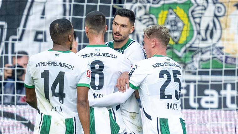 Kleindienst trifft doppelt: Gladbach schlägt Heidenheim Gladbach bejubelt Tim Kleindienst (2.v.r)