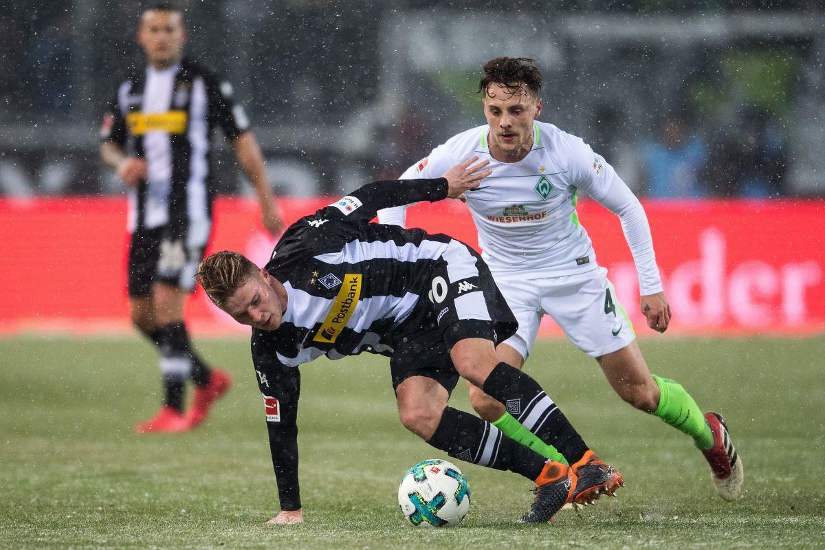 Stark: Werder Bremen erkämpft ein 2:2 in Gladbach Gladbachs Nico Elvedi (links) und Bremens Robert Bauer kämpfen um den Ball.