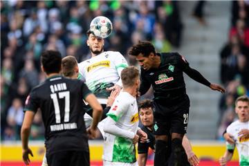 Gladbachs Ramy Bensebaini setzt sich gegen Bremens Theodor Gebre Selassie durch und trifft zur zwischenzeitlichen 1:0-Führung. 