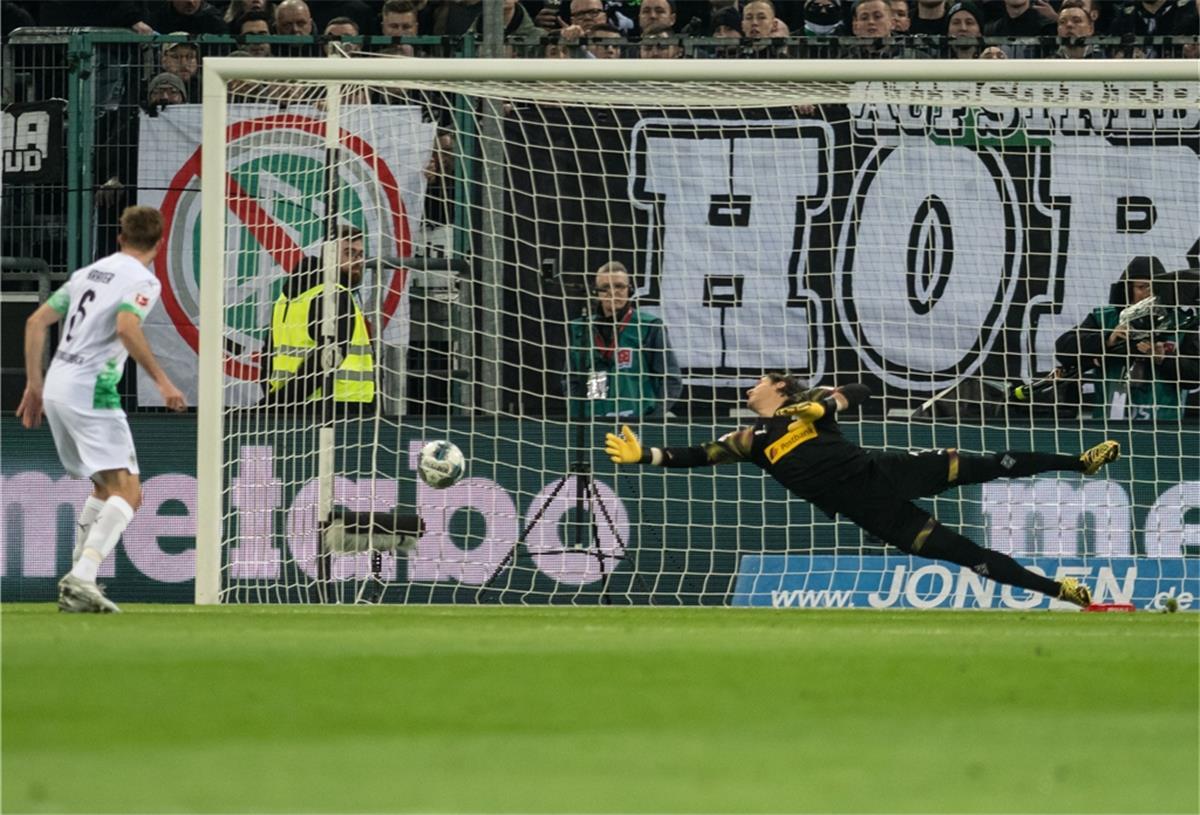 Dortmund siegt glücklich im Spitzenspiel Gladbachs Torhüter Yann Sommer kann das 0:1 nicht verhindern.