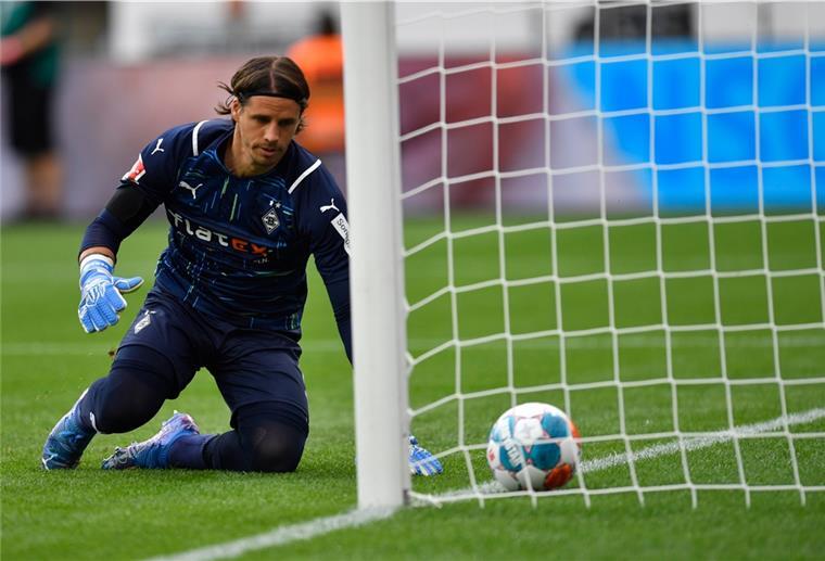 Gladbachs Torwart Yann Sommer kann dem Ball nur hinterherschauen.