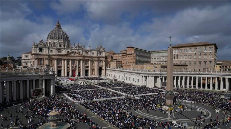 Gläubige versammeln sich auf dem Petersplatz während der Palmsonntagsmesse von Papst Franziskus.