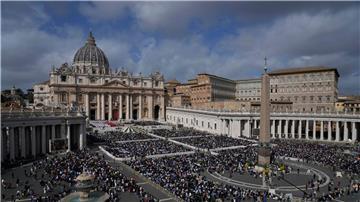Gläubige versammeln sich auf dem Petersplatz während der Palmsonntagsmesse von Papst Franziskus.