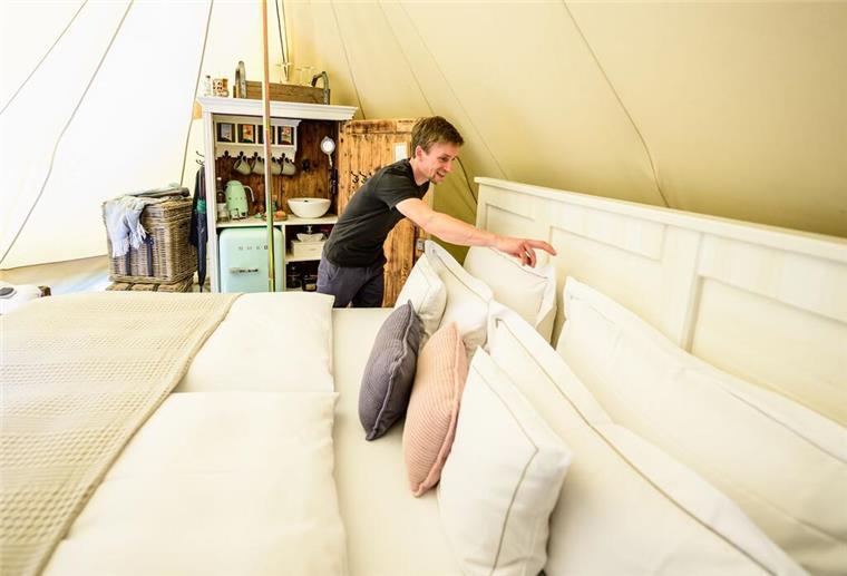 Wer kurzfristig in den anstehenden Herbstferien verreisen will, hat gute Chancen, an der Küste, in d Glamping-Zelte locken mit Kamin und Federbett. (Archivbild)