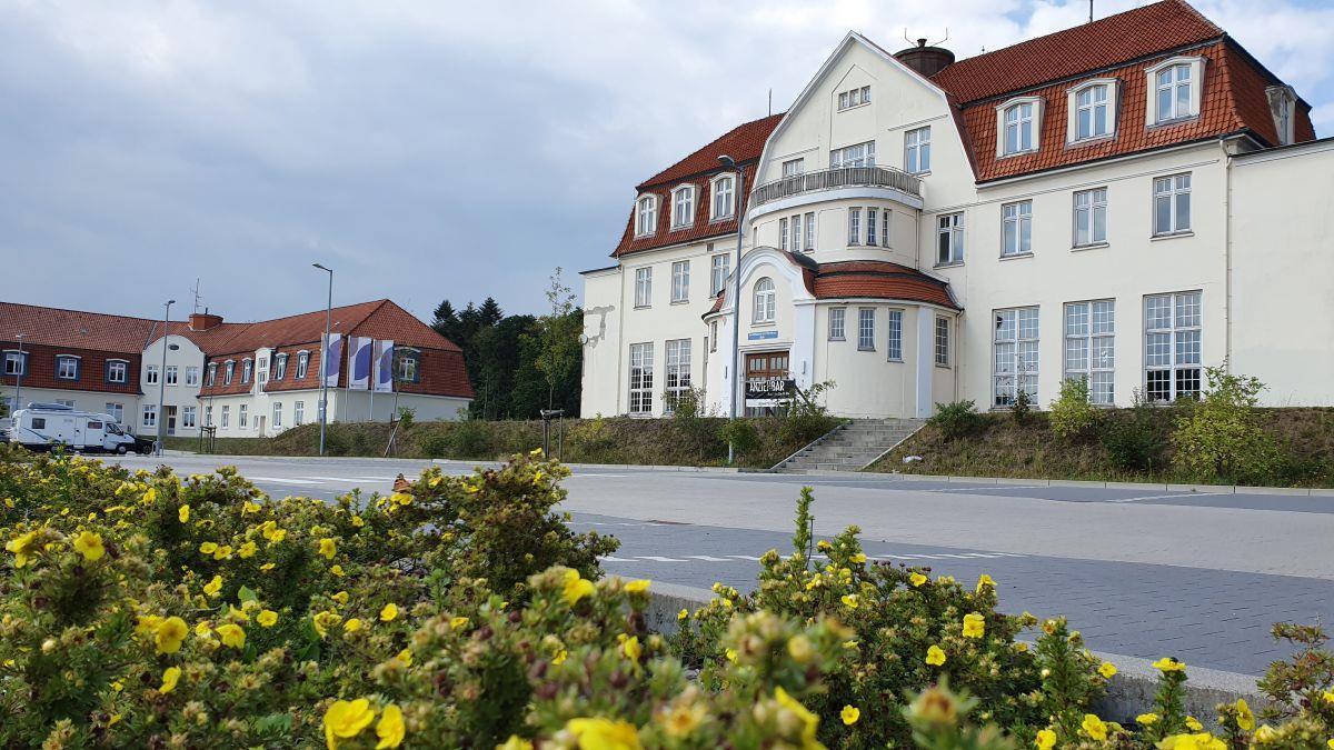 Dieser Komplex in Nordholz ist ein Glanzlicht der Architektur Glanzlicht der Architektur im Cuxland: Dieser Jugendstil-Komplex wurde vor 111 Jahren als Kindererholungsheim gebaut. Vor vier Jahren hat ein Nordholzer Unternehmerpaar das historische Areal gekauft. Seitdem wird es behutsam saniert.