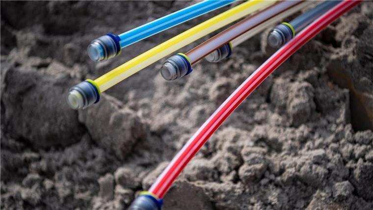Streit um Glasfaser-Doppelausbau Glasfaserkabel auf einer Baustelle: Beim umstrittenen Doppelausbau von sehr schnellem Glasfaser-Internet sind schon Hunderte Wortmeldungen bei der Bundesnetzagentur eingegangen.