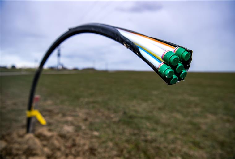 Wurster Nordseeküste: Forderung nach schnellem Internet Glasfaserkabel für schnelles Internet bis zum letzten Bauernhof? So weit ist man in der Gemeinde Wurster Nordseeküste noch lange nicht.