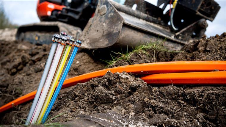 Unternehmen will Millionen in Glasfaserausbau investieren Glasfaserkabel liegen auf einer Baustelle.