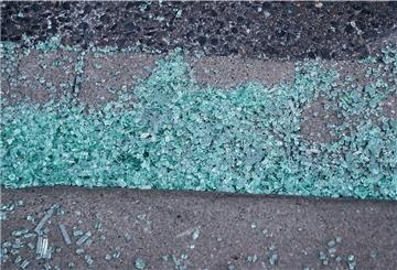 Glasscherben einer liegen auf einem Gehweg. Bushaltestellen werden in Bremerhaven und dem Landkreis Cuxhaven vermehrt Ziel von Vandalismus.