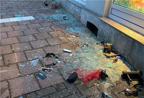 Glassplitter und Ware auf dem Bürgersteig vor dem Fahrradladen. Dieses Bild bot sich Polizei und Geschäftsinhabern am Fahrradladen Pieper in Bad Bederkesa.