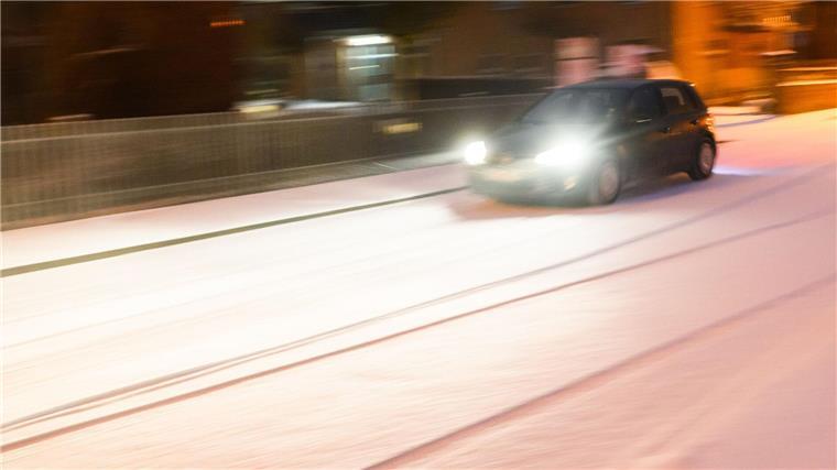 Glatte Straßen führen in Niedersachsen zu mehreren Unfällen. (Symbolfoto)