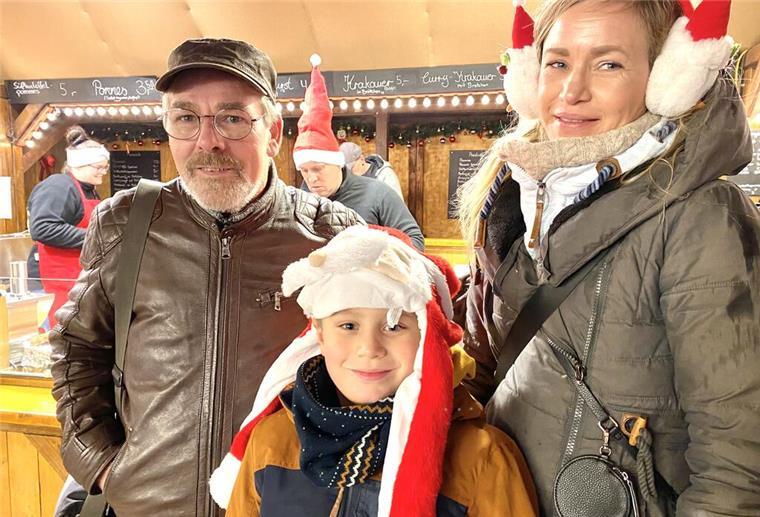 Es geht wieder los: Bilder vom Bremerhavener Weihnachtsmarkt Gleich am Eröffnungsabend sind sie aus Nordholz angerückt: Jan-Eric Riehl (7) mit Mama Sabine und Opa Ingo Skebe genießen die ersten krossen Pommes im Weihnachtdorf, der Junge hat sich auf dem Riesenrad Hunger angedreht.