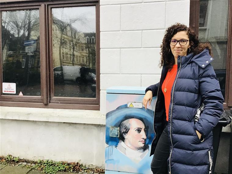 Das ist die neue Stadtteilkoordinatorin für Lehe Gleich gegenüber ihres Büros trifft Claudia Santacaterina auf den Namensgeber der Goethestraße: Den Dichterfürsten Johann Wolfgang Goethe - auf dem Stromverteilerkasten.