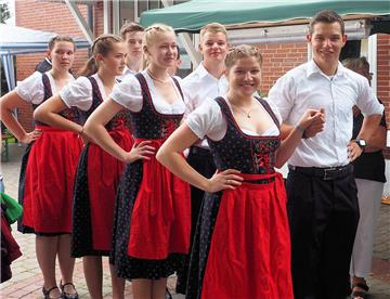 Gleich geht´s los - die Sieverner Landjugend vor ihrem Auftritt. Romy Raab (vorn...