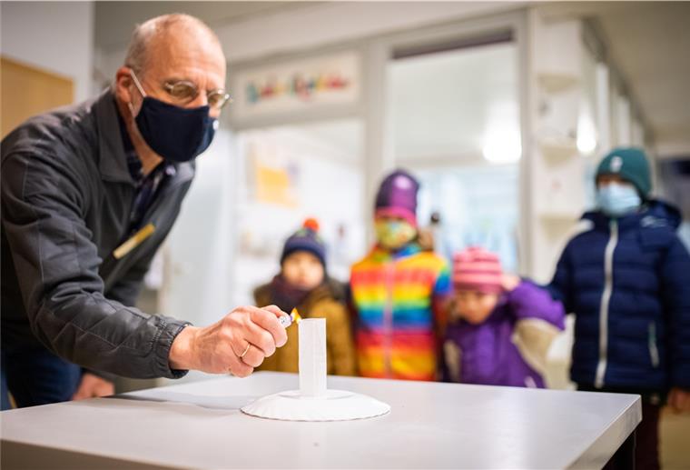 Nachmachen erlaubt: Experimente für Silvester Gleich hebt sie ab: Phänomenta-Trainer Werner Köhler (Mitte) bastelt eine Teebeutelrakete mit den Kindern. Das ist nur eines der Experimente für den Silvesterabend Foto: Hartmann
