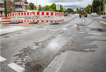 Gleich hinter der Kreuzung zur Wurster Straße zeichnen sich auf der neuen Fahrbahn schon wieder Spurrillen ab.