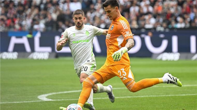 Gleich in seinem ersten Spiel traf Eintracht-Keeper Michael Zetterer (r) auf seine Ex-Kollegen von Werder Bremen um Romano Schmid (l).