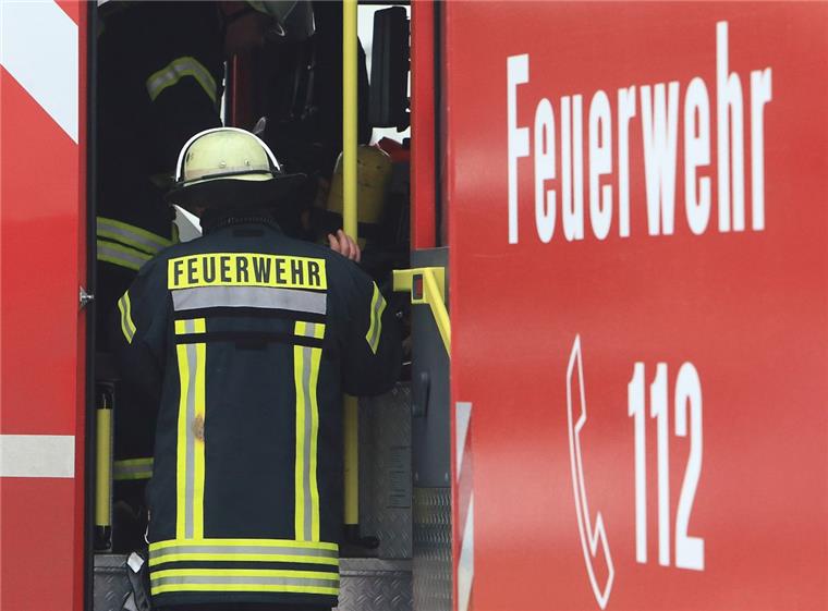 Gleich mehrere Brände hielten die Feuerwehren in Hagen und Stotel auf Trab. Jetzt soll ermittelt werden, ob es Brandstiftung war.