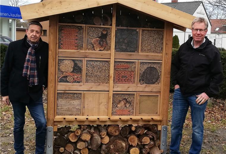 Nordenhams Wasserwerk ist gar keins Gleich mehrere Insektenhotels stehen auf dem OOWV-Gelände an der Oldenburger Straße. Betriebsstellenleiter Peter Kirschberger (links) und Regionalleiter Olaf Sonnenschein freuen sich, dass das Terrain sich in Sachen Ökologie immer weiter verbessert.