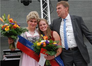 Gleich nach der Wahl ein Herz und eine Seele: Marktkönigin Jessica Erbst mit Vizekönigin Jannika, die im wahren Leben Yannik Eichel heißt. und Landrat Kai-Uwe Bielefeld.