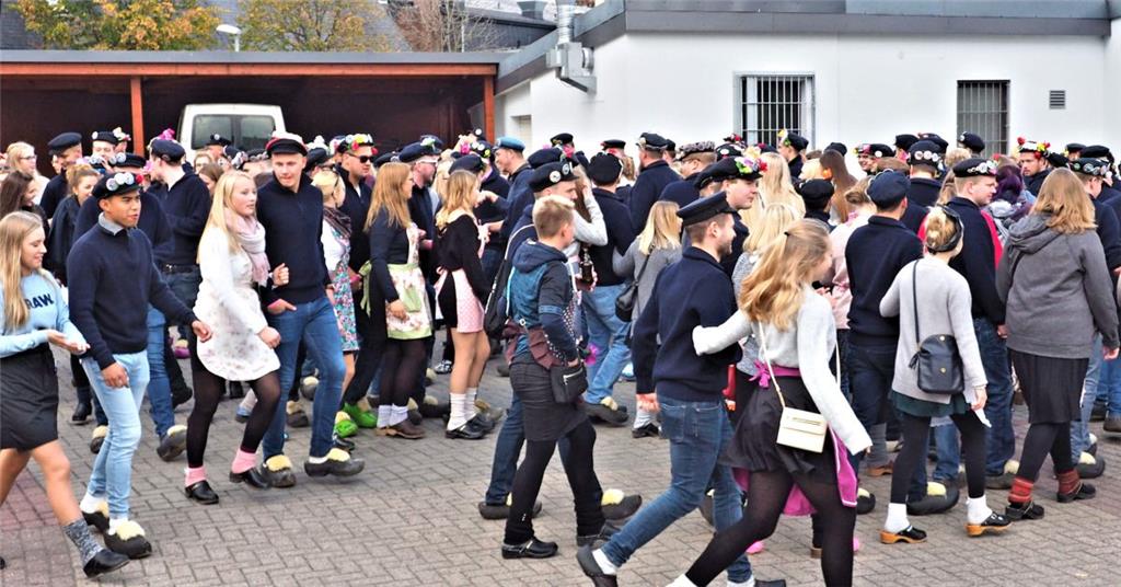 Gleich wird getanzt auf dem Parkplatz beim &quot;Koopmann aus Niewohl&quot;. Fot...