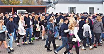 Gleich wird getanzt auf dem Parkplatz beim &quot;Koopmann aus Niewohl&quot;. Fot...