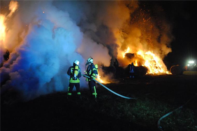 Zusammengefasst: Das war der Freitag im nord24-Land Gleich zwei Heuballenbrände in Lehnstedt hielten am Freitagabend insgesamt sechs Ortsfeuerwehren in Atem.