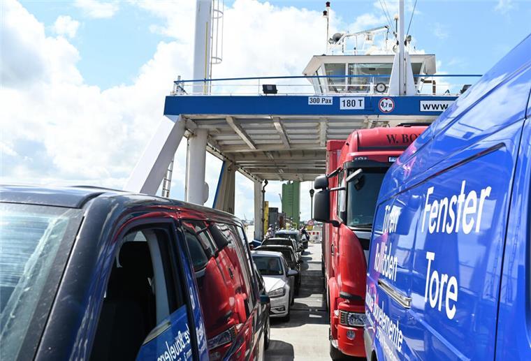 Bremerhaven: Weserfähre fährt derzeit nur mit einem Schiff Fahrzeuge auf der Weserfähre