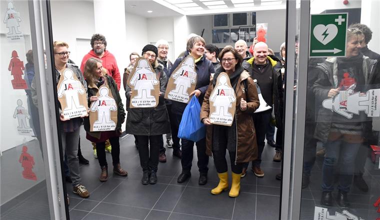 Grundschullehrer demonstrieren in Bremerhaven für gleiches Gehalt Gleiches Gehalt für alle Unterrichtenden: Für den Tarif A13 haben Grundschullehrer und Gewerkschaft am Mittwoch vor der Stadtverwaltung lautstark demonstriert.